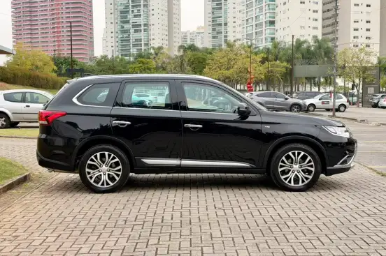 MITSUBISHI-OUTLANDER-3.0 GT 4X4 V6 24V GASOLINA 4P AUTOMÁTICO MITSUBISHI-OUTLANDER-2017
