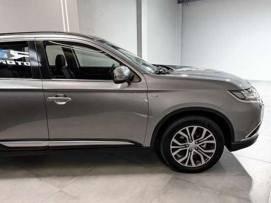 MITSUBISHI-OUTLANDER-3.0 GT 4X4 V6 24V GASOLINA 4P AUTOMÁTICO MITSUBISHI-OUTLANDER-2015