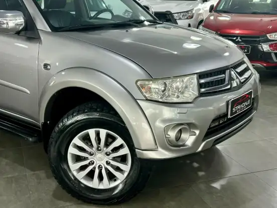MITSUBISHI-PAJERO-2015