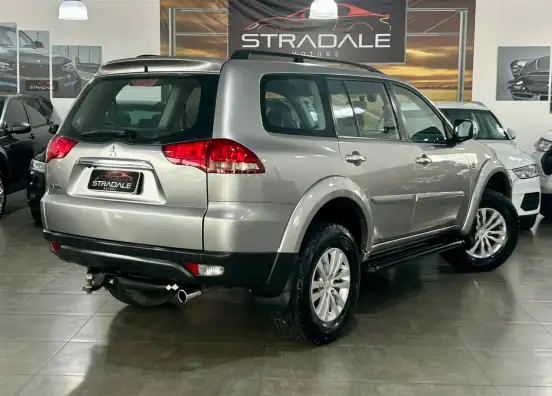 MITSUBISHI-PAJERO-2015