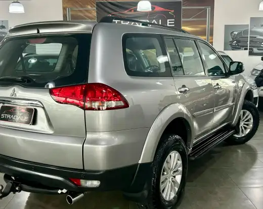 MITSUBISHI-PAJERO-2015