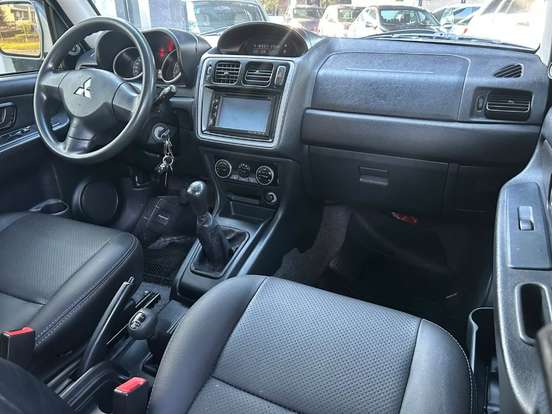 MITSUBISHI-PAJERO TR4-2010