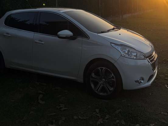 PEUGEOT-208-1.6 GRIFFE 16V FLEX 4P AUTOMÁTICO PEUGEOT-208-2013