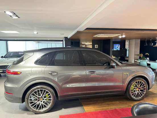 PORSCHE-CAYENNE-2020