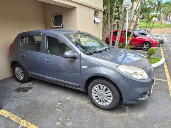 RENAULT-SANDERO-2011