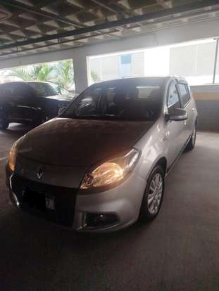 RENAULT-SANDERO-2012