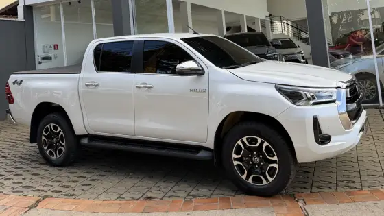 TOYOTA HILUX 2.8 D-4D TURBO DIESEL CD SRX 4X4 AUTOMÁTICO