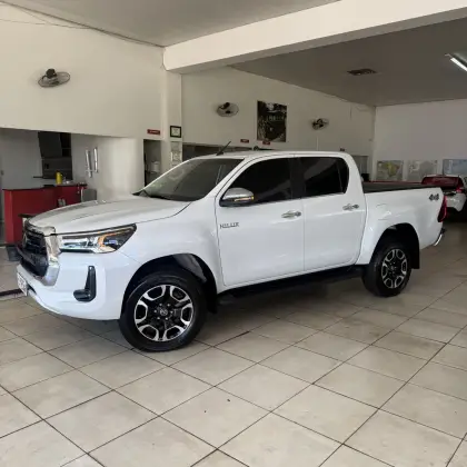 TOYOTA HILUX 2.8 D-4D TURBO DIESEL CD SRX 4X4 AUTOMÁTICO