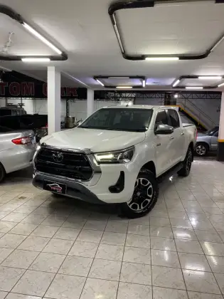 TOYOTA HILUX 2.8 D-4D TURBO DIESEL CD SRX 4X4 AUTOMÁTICO
