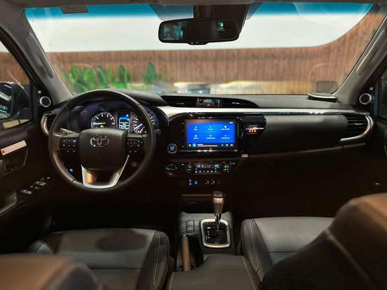 TOYOTA-HILUX-2.8 D-4D TURBO DIESEL CD SRX 4X4 AUTOMÁTICO TOYOTA-HILUX-2025