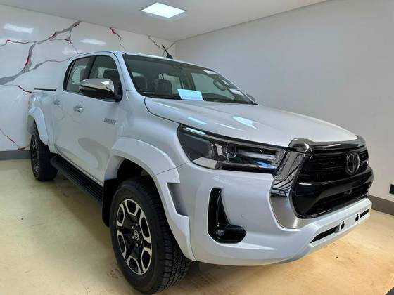 TOYOTA HILUX 2.8 D-4D TURBO DIESEL CD SRX PLUS 4X4 AUTOMÁTICO