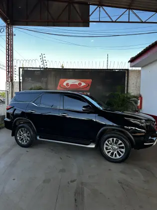 TOYOTA HILUX SW4 2.8 D-4D TURBO DIESEL SRX 4X4 AUTOMÁTICO