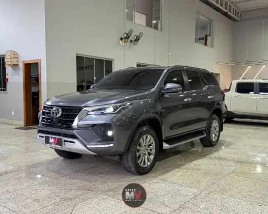 TOYOTA HILUX SW4 2.8 D-4D TURBO DIESEL SRX 7L 4X4 AUTOMÁTICO