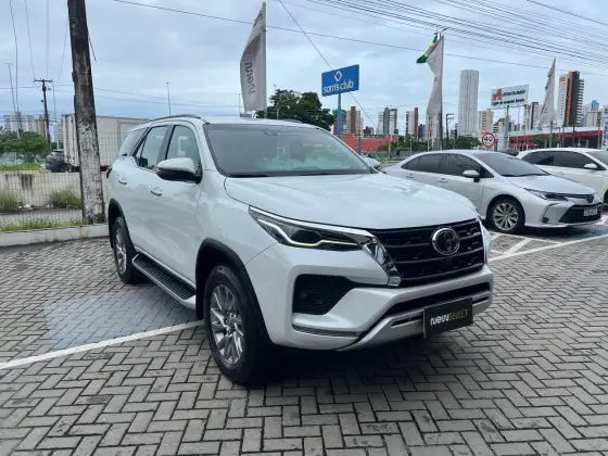 TOYOTA HILUX SW4 2.8 D-4D TURBO DIESEL SRX 7L 4X4 AUTOMÁTICO