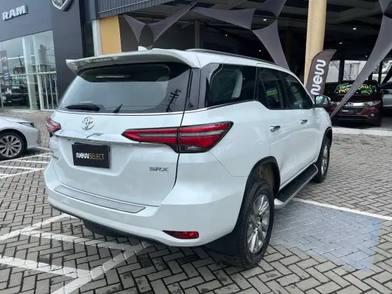 TOYOTA-HILUX SW4-2023