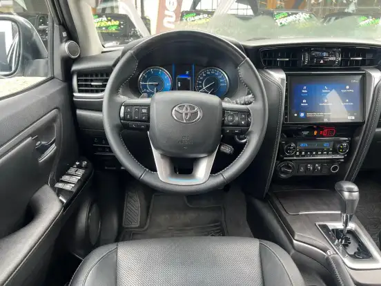 TOYOTA-HILUX SW4-2.8 D-4D TURBO DIESEL SRX 7L 4X4 AUTOMÁTICO TOYOTA-HILUX SW4-2023