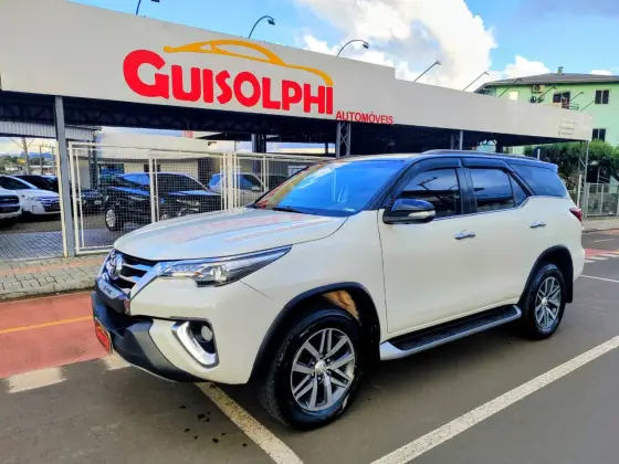 TOYOTA HILUX SW4 2.8 SRX 4X4 7 LUGARES 16V TURBO INTERCOOLER DIESEL 4P AUTOMÁTICO