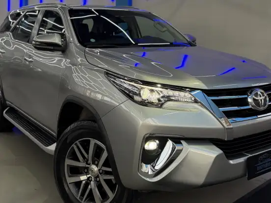 TOYOTA-HILUX SW4-2.8 SRX 4X4 7 LUGARES 16V TURBO INTERCOOLER DIESEL 4P AUTOMÁTICO TOYOTA-HILUX SW4-2018
