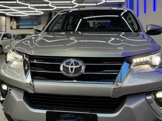 TOYOTA-HILUX SW4-2.8 SRX 4X4 7 LUGARES 16V TURBO INTERCOOLER DIESEL 4P AUTOMÁTICO TOYOTA-HILUX SW4-2018