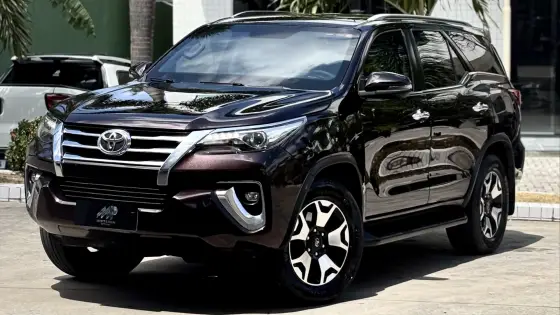 TOYOTA HILUX SW4 2.8 SRX 4X4 7 LUGARES 16V TURBO INTERCOOLER DIESEL 4P AUTOMÁTICO