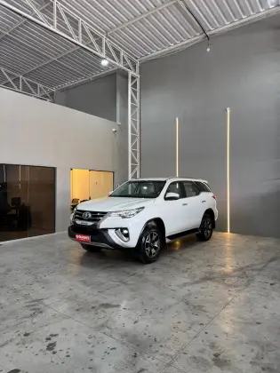TOYOTA HILUX SW4 2.8 SRX DIAMOND 4X4 7 LUGARES 16V TURBO INTERCOOLER DIESEL 4P AUTOMÁTICO