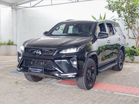 TOYOTA HILUX SW4 2.8 D-4D TURBO DIESEL DIAMOND 7L 4X4 AUTOMÁTICO