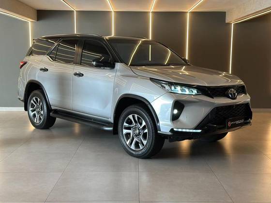 TOYOTA HILUX SW4 2.8 D-4D TURBO DIESEL DIAMOND 7L 4X4 AUTOMÁTICO
