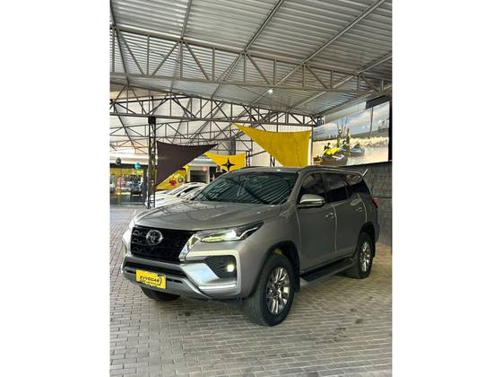 TOYOTA HILUX SW4 2.8 D-4D TURBO DIESEL SRX 4X4 AUTOMÁTICO