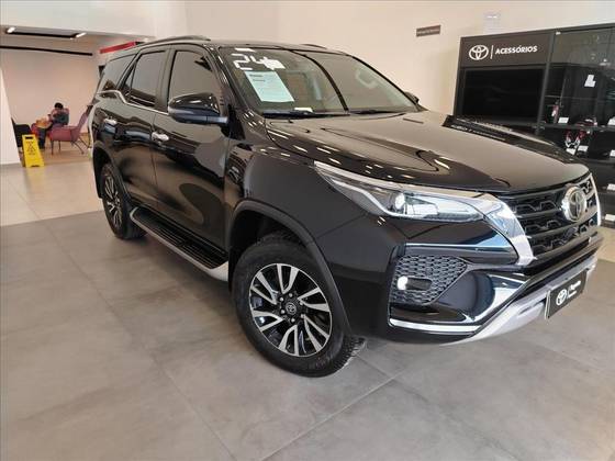 TOYOTA HILUX SW4 2.8 D-4D TURBO DIESEL SRX 7L 4X4 AUTOMÁTICO