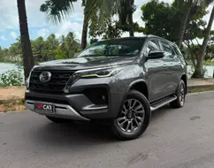 TOYOTA HILUX SW4 2.8 D-4D TURBO DIESEL SRX 7L 4X4 AUTOMÁTICO TOYOTA HILUX SW4 2.8 D-4D TURBO DIESEL SRX 7L 4X4 AUTOMÁTICO