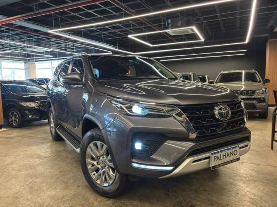 TOYOTA HILUX SW4 2.8 D-4D TURBO DIESEL SRX PLATINUM 4X4 AUTOMÁTICO