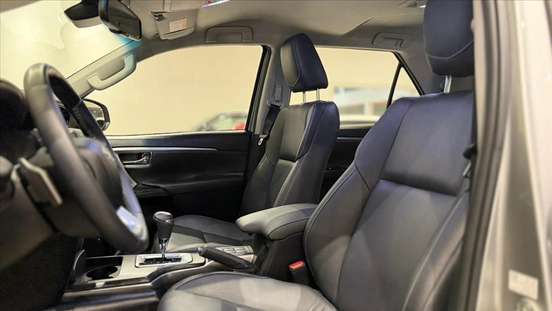 TOYOTA-HILUX SW4-2024