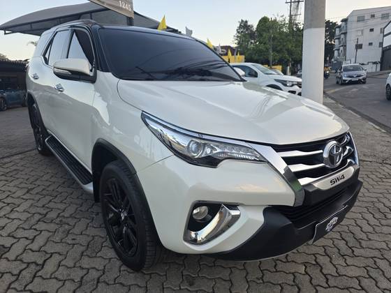 TOYOTA HILUX SW4 2.8 SRX 4X4 7 LUGARES 16V TURBO INTERCOOLER DIESEL 4P AUTOMÁTICO