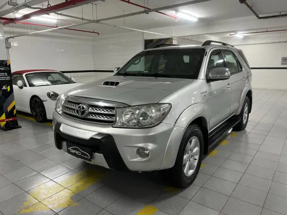 TOYOTA HILUX SW4 3.0 SRV 4X4 7 LUGARES 16V TURBO INTERCOOLER DIESEL 4P AUTOMÁTICO TOYOTA HILUX SW4 3.0 SRV 4X4 7 LUGARES 16V TURBO INTERCOOLER DIESEL 4P AUTOMÁTICO