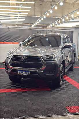 TOYOTA-HILUX-2.8 D-4D TURBO DIESEL CD SRX 4X4 AUTOMÁTICO TOYOTA-HILUX-2020