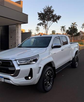 TOYOTA HILUX 2.8 D-4D TURBO DIESEL CD SRX PLUS 4X4 AUTOMÁTICO