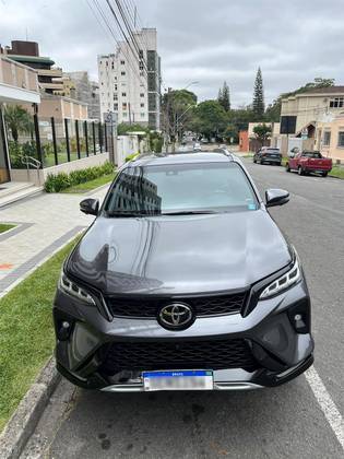 TOYOTA HILUX SW4 2.8 D-4D TURBO DIESEL DIAMOND 7L 4X4 AUTOMÁTICO