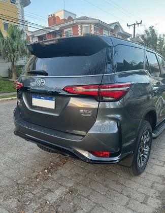 TOYOTA HILUX SW4 2.8 D-4D TURBO DIESEL SRX 4X4 AUTOMÁTICO
