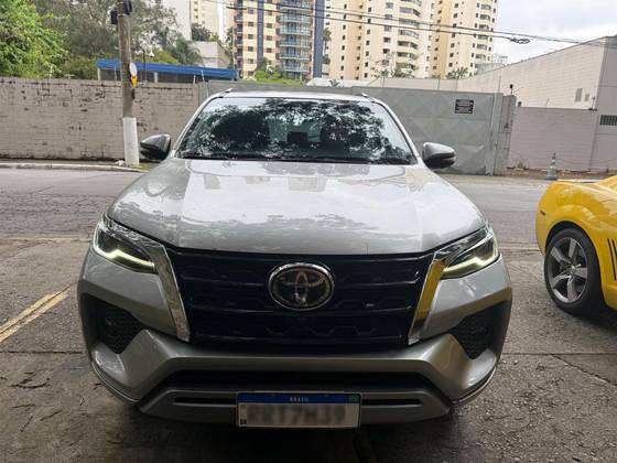 TOYOTA HILUX SW4 2.8 D-4D TURBO DIESEL SRX 7L 4X4 AUTOMÁTICO