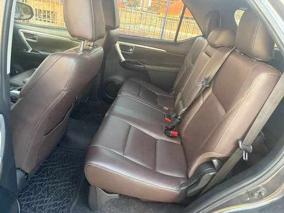 TOYOTA-HILUX SW4-2.8 SRX 4X4 7 LUGARES 16V TURBO INTERCOOLER DIESEL 4P AUTOMÁTICO TOYOTA-HILUX SW4-2016