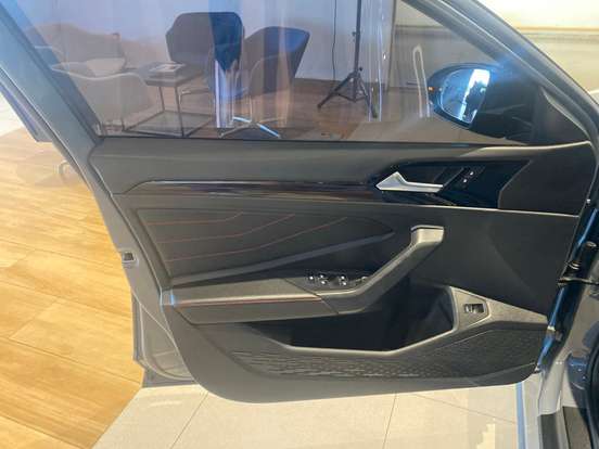 VOLKSWAGEN-JETTA-2023