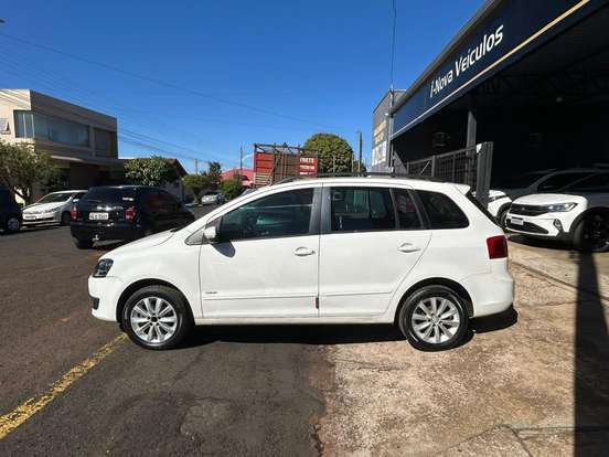 VOLKSWAGEN-SPACEFOX-2012