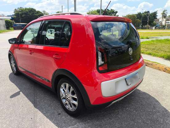 VOLKSWAGEN-CROSS UP-2015