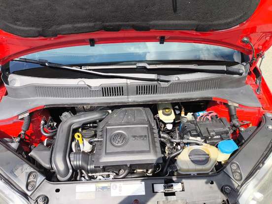 VOLKSWAGEN-CROSS UP-2015