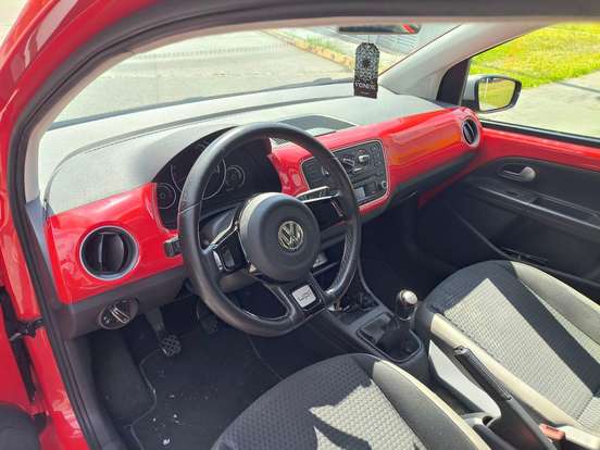 VOLKSWAGEN-CROSS UP-2015