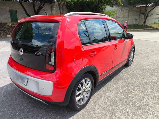VOLKSWAGEN-CROSS UP-2015