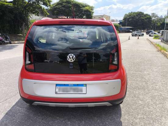 VOLKSWAGEN-CROSS UP-2015