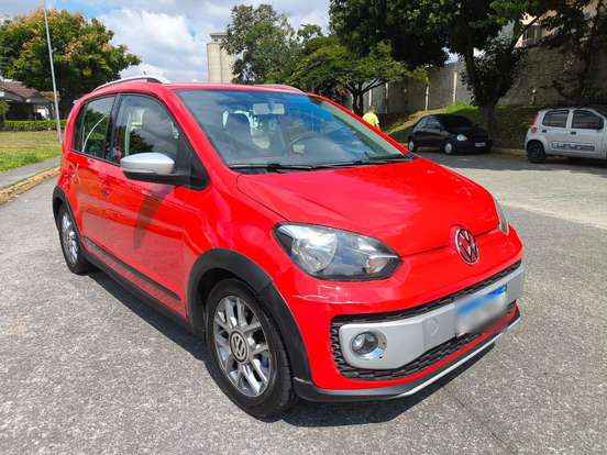 VOLKSWAGEN-CROSS UP-2015