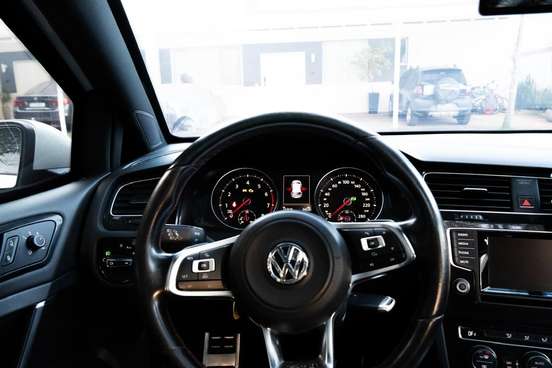 VOLKSWAGEN-GOLF-2015