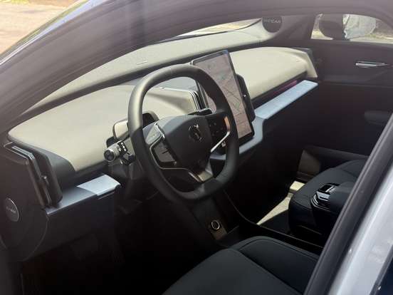 VOLVO-EX30-2024